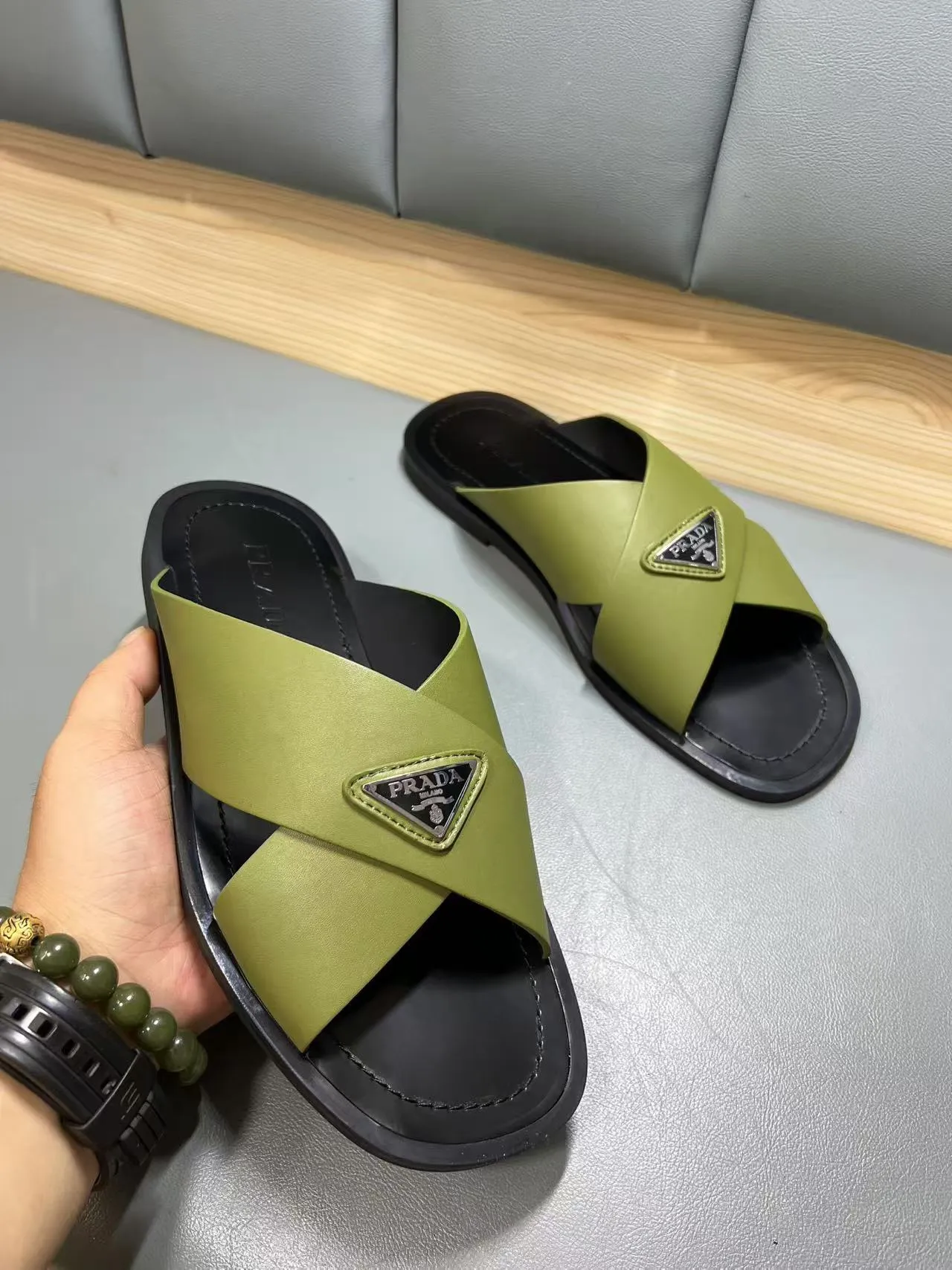 340💰PRADA Prada’s latest slippers are synchronized with the official website. This slipper is made of the brand’s unique and iconic Saffiano leather. The brand logo jumps out from the double straps, and the brand style is clearly visible. Cowhide gives men elegant charm and functional design, making it an ideal choice for vacation and leisure. Size:38-45
